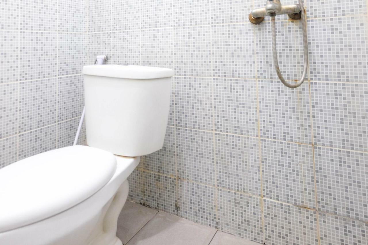 Wisma tamu Reddoorz Near Ahmad Yani Airport 3 Semarang